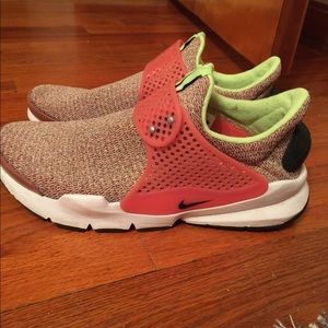 LIKE NEW Women’s NIKE tennis shoes